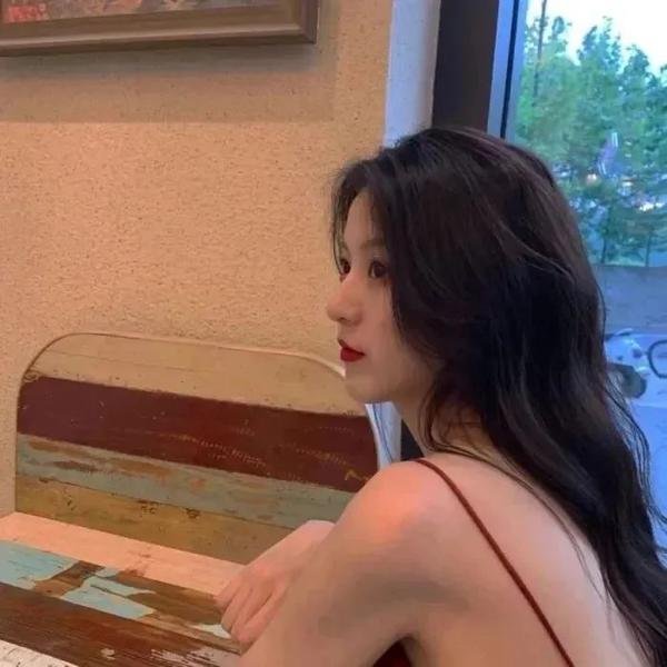 拿针的女孩